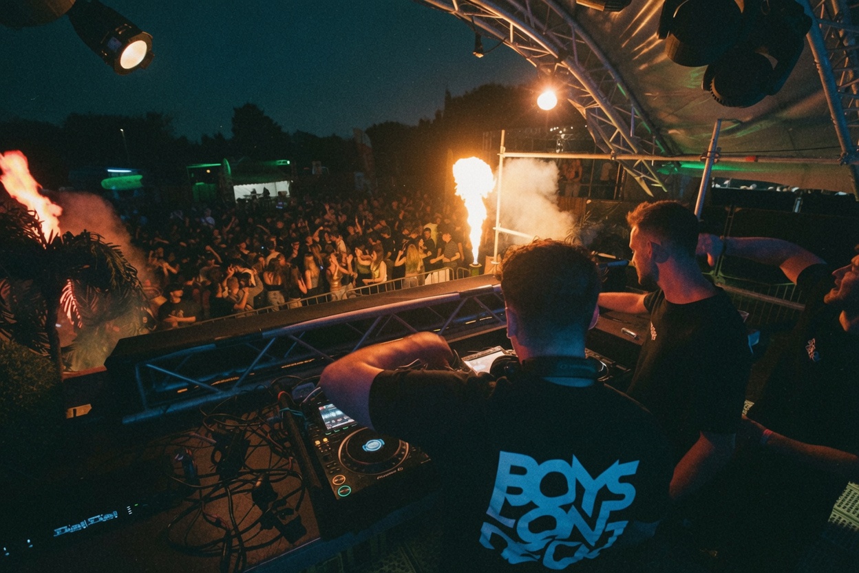 DJ booth en gear